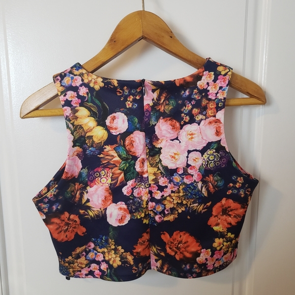Parisian Collection Cute Floral Crop Top w V-Neck - Picture 11 of 11